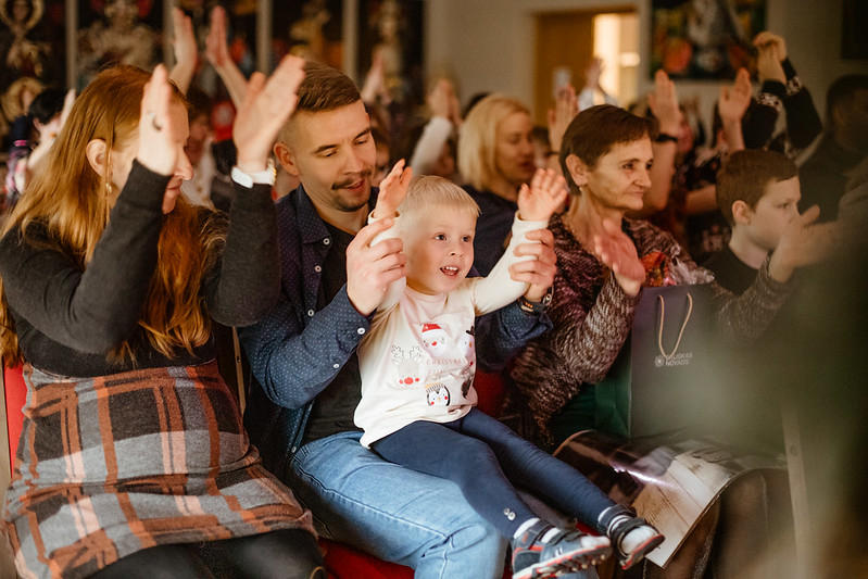 Gada nogalē pasākumā “Katram mazam putniņam” pašvaldība sirsnīgi pateicās audžuģimenēm par ieguldīto sirdsdarbu.